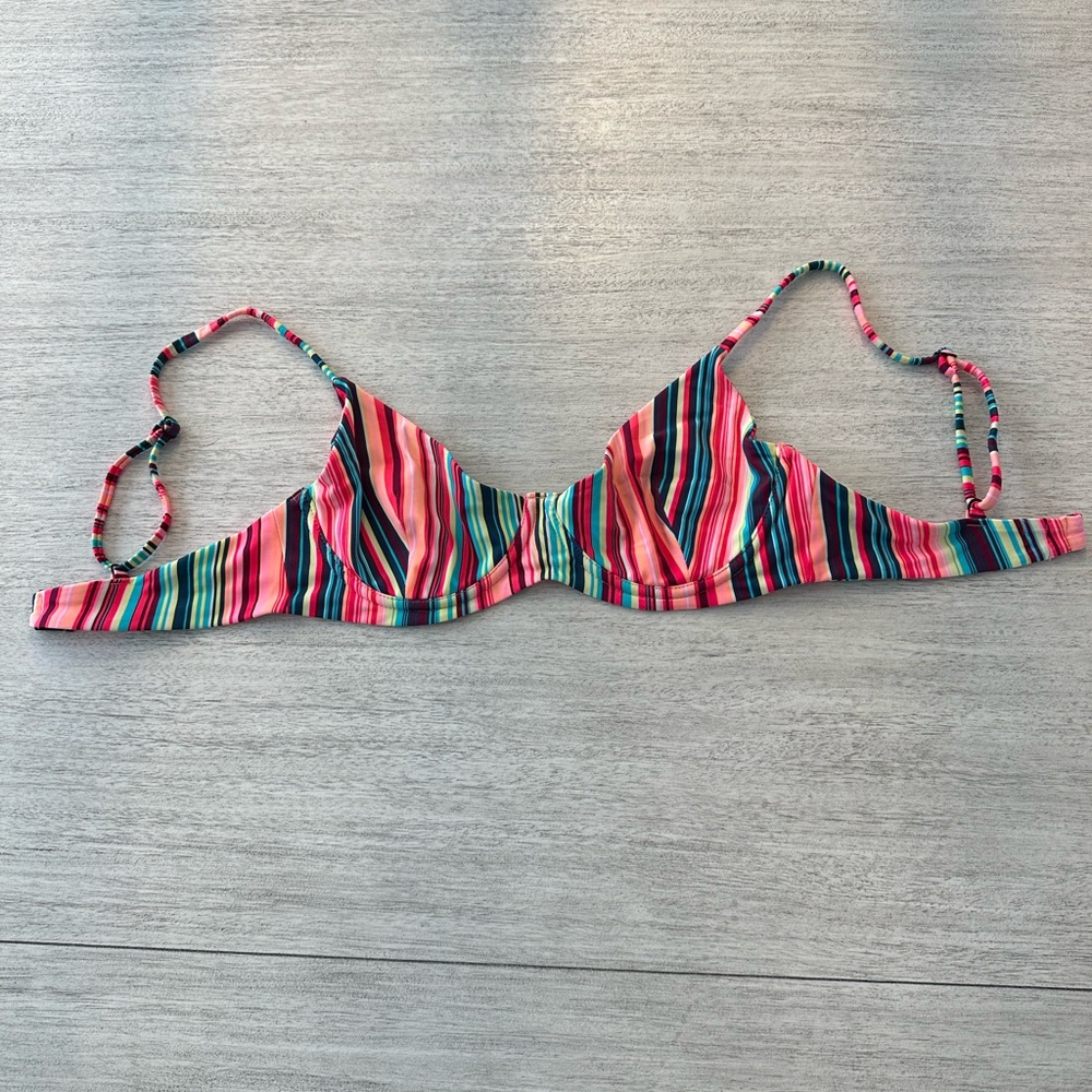 2 Blackbough underwire bikini tops. Adjustable straps. Like new. Medium.